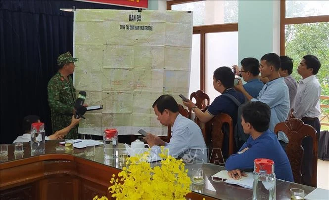 Ban chỉ đạo tiền phương tìm kiếm cứu nạn họp bàn phương án mới. Ảnh: Quốc Dũng-TTXVN