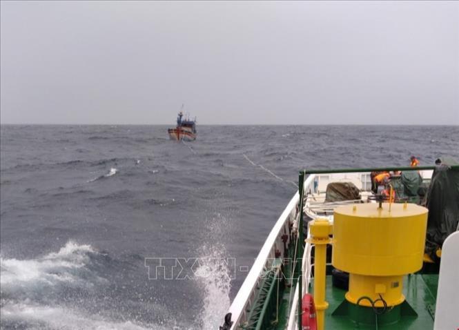 Tàu kiểm ngư 467 đang lai dắt tàu cá BĐ 98658 TS và 11 thuyền viên trên tàu về đất liền. Ảnh minh họa: TTXVN phát