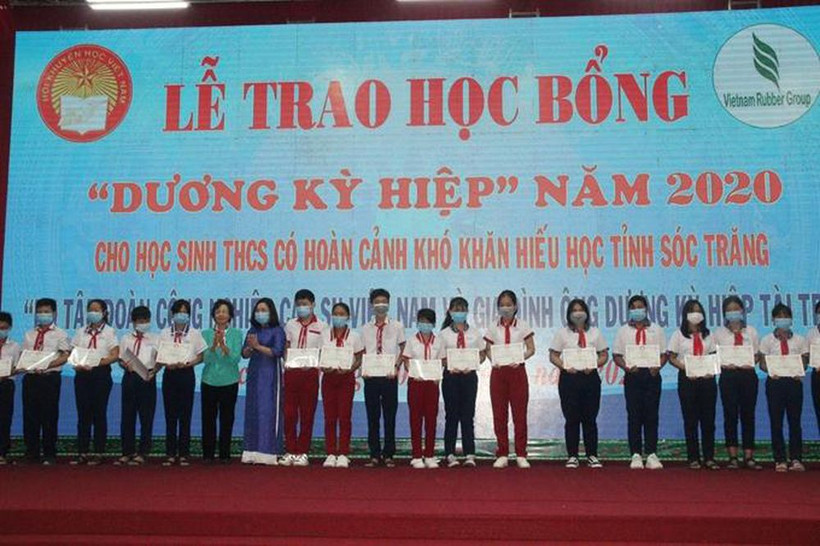 Quỹ khuyến học Dương Kỳ Hiệp hỗ trợ các học sinh có hoàn cảnh khó khăn, học sinh dân tộc đến trường