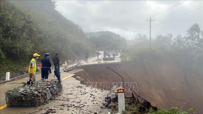 Mưa lớn kéo dài gây sạt lở nặng ta luy âm tại Km 176+300 (đường Trường Sơn Đông, cách trung tâm xã Ngọc Tem, huyện Kon Plông 1km). Ảnh: TTXVN phát