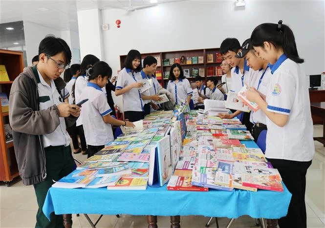 Học sinh tỉnh Ninh Thuận đọc sách tại chương trình. Ảnh: Nguyễn Thành – TTXVN 