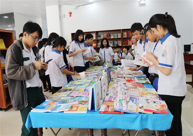 Học sinh tỉnh Ninh Thuận đọc sách tại chương trình. Ảnh: Nguyễn Thành – TTXVN 
