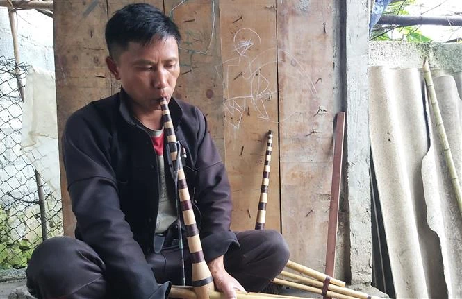  Anh Ly Chừ Gia tại thôn Tìa Súng, xã Sủng Trái (Đồng Văn, Hà Giang) là nghệ nhân chế tác khèn Mông. Ảnh: Nguyễn Chiến - TTXVN 