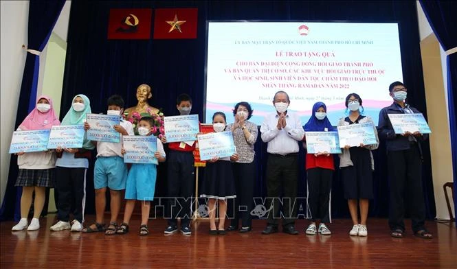 Trao tặng quà, học bổng cho cộng đồng Hồi giáo và sinh viên, học sinh người Chăm theo đạo Hồi