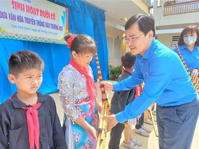 Đồng chí Nguyễn Anh Tuấn, Ủy viên Trung ương Đảng, Bí thư thứ nhất Trung ương Đoàn tặng quà cho các em học sinh trường Phổ thông Dân tộc bán trú Tiểu học xã Cán Chu Phìn (Hà Giang). Ảnh: Nguyễn Chiến - TTXVN