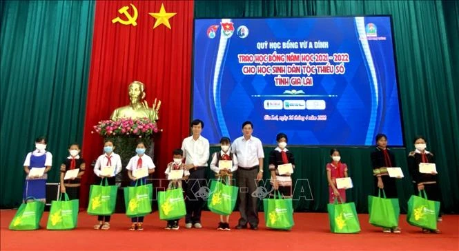 Quỹ học bổng Vừ A Dính trao tặng các suất học bổng, quà cho học sinh dân tộc thiểu số có hoàn cảnh khó khăn trên địa bàn tỉnh Gia Lai.