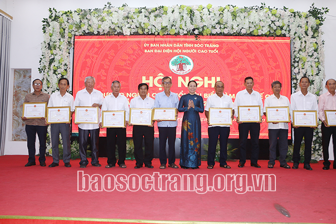 Phó Chủ tịch UBND tỉnh Sóc Trăng Huỳnh Thị Diễm Ngọc trao bằng khen của Chủ tịch UBND tỉnh cho người cao tuổi làm kinh tế giỏi. Ảnh: baosoctrang.org.vn