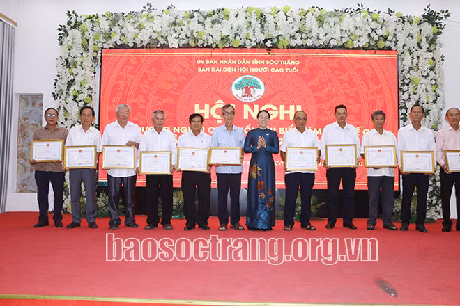 Phó Chủ tịch UBND tỉnh Sóc Trăng Huỳnh Thị Diễm Ngọc trao bằng khen của Chủ tịch UBND tỉnh cho người cao tuổi làm kinh tế giỏi. Ảnh: baosoctrang.org.vn