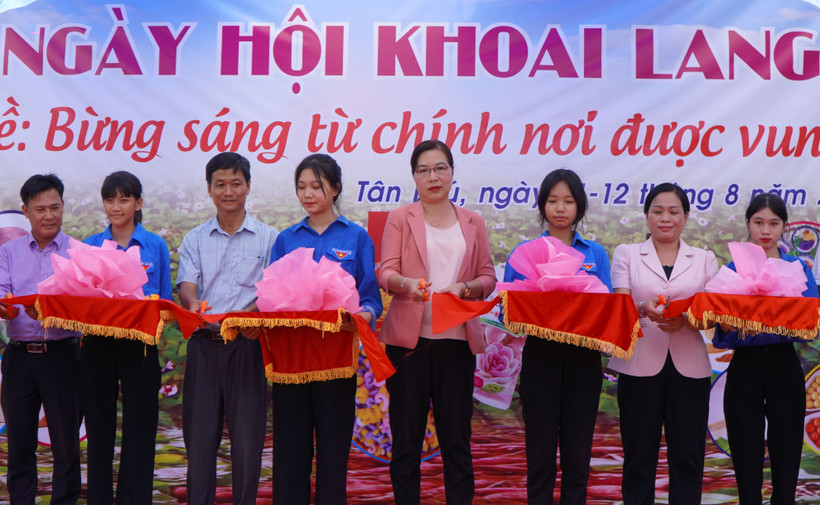 Các đại biểu thực hiện nghi thức khai mạc Ngày hội khoai lang tại huyện Châu Thành (Đồng Tháp). Ảnh: Nhựt An - TTXVN