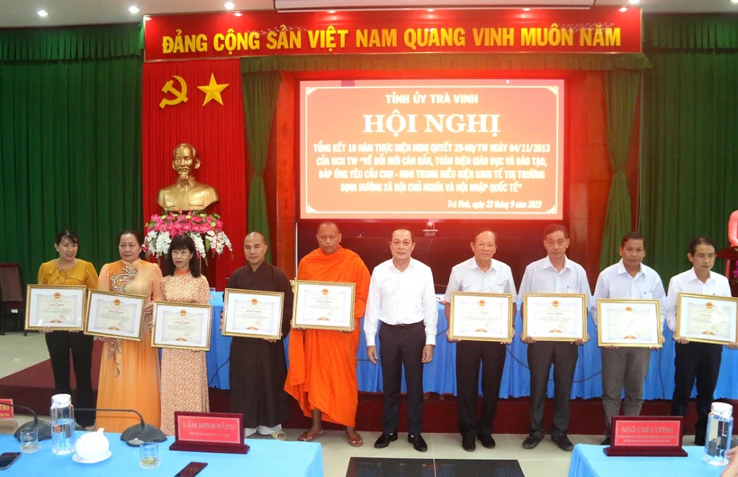 Phó Bí thư Tỉnh ủy Trà Vinh Lâm Minh Đằng trao Bằng khen cho các cá nhân có thành tích xuất sắc trong thực hiện Nghị quyết 29. Ảnh: Thanh Hòa-TTXVN