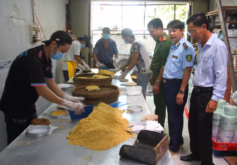 Đoàn kiểm tra liên ngành kiểm tra quy trình sản xuất bánh tại một cơ sở trên địa bàn Thành phố Bạc Liêu (tỉnh Bạc Liêu). Ảnh: Chanh Đa-TTXVN