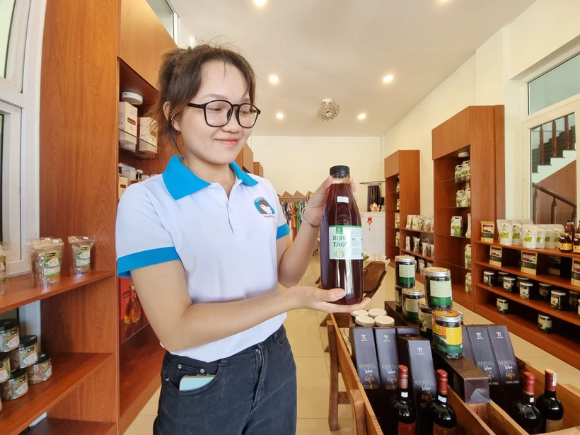 Các sản phẩm OCOP, sản phẩm đặc thù của Ninh Thuận được trưng bày, bán tại Khu du lịch Hang Rái, Vườn quốc gia Núi Chúa (xã Vĩnh Hải, huyện Ninh Hải). Ảnh: Nguyễn Thành – TTXVN
