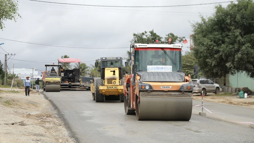 Các đơn vị thi công nâng cấp, cải tạo trên tuyến Quốc lộ 19 (nối tỉnh Gia Lai- Bình Định). Ảnh: Quang Thái- TTXVN