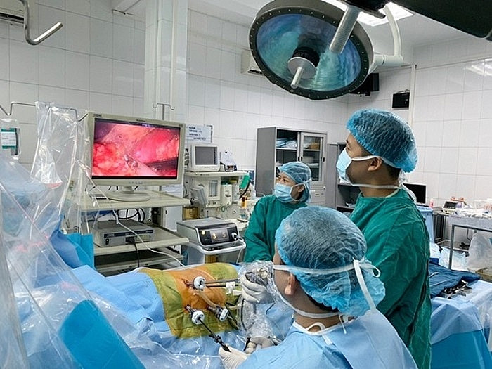 Ghép thận thành công cho bé trai suy thận giai đoạn cuối có đột biến gen