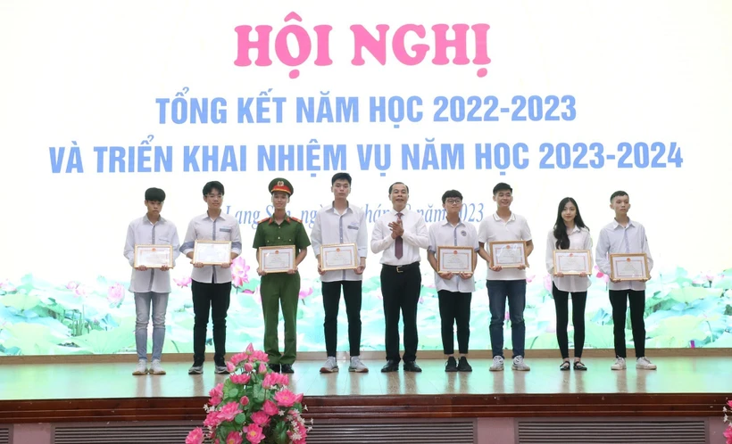 Các học sinh là thủ khoa các khối thi và học sinh đạt 2 điểm 10 trong kỳ thi Tốt nghiệp THPT quốc gia 2023 nhận Giấy khen của Giám đốc Sở Giáo dục và Đào tạo. Ảnh: Anh Tuấn – TTXVN
