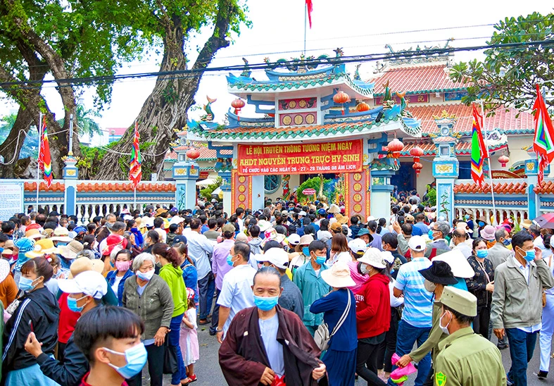 Người dân đến viếng, thắp hương tỏ lòng thành kính với cụ Nguyễn Trung Trực tại lễ hội truyền thống kỷ niệm 152 năm Anh hùng dân tộc Nguyễn Trung Trực hy sinh (1868-2020), tại Thành phố Rạch Giá (tỉnh Kiên Giang). Ảnh: baokiengiang.vn