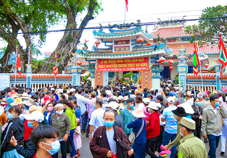 Người dân đến viếng, thắp hương tỏ lòng thành kính với cụ Nguyễn Trung Trực tại lễ hội truyền thống kỷ niệm 152 năm Anh hùng dân tộc Nguyễn Trung Trực hy sinh (1868-2020), tại Thành phố Rạch Giá (tỉnh Kiên Giang). Ảnh: baokiengiang.vn