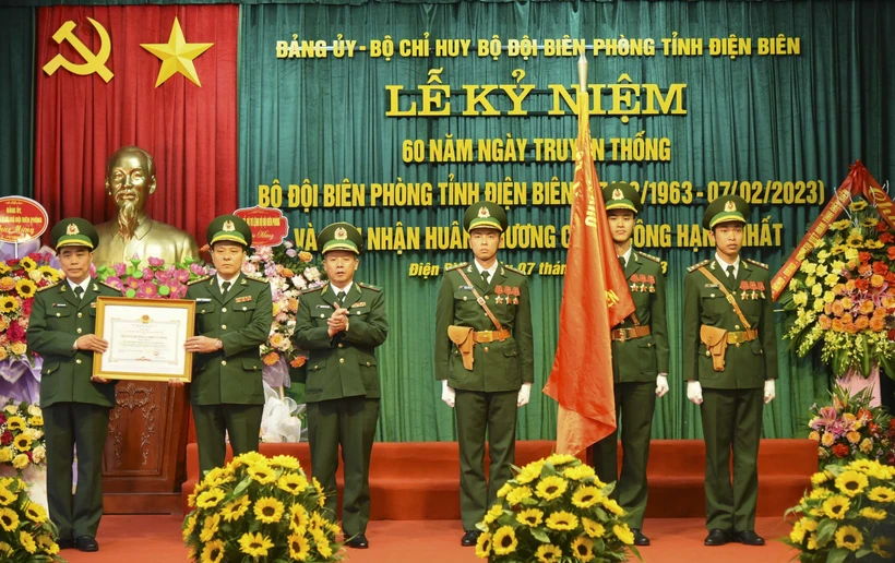 Trao tặng Huân chương Chiến công hạng Nhất cho Bộ đội Biên phòng tỉnh Điện Biên. Ảnh: Xuân Tư - TTXVN