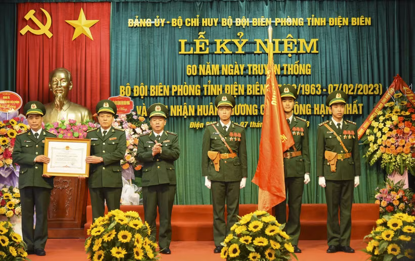 Trao tặng Huân chương Chiến công hạng Nhất cho Bộ đội Biên phòng tỉnh Điện Biên. Ảnh: Xuân Tư - TTXVN