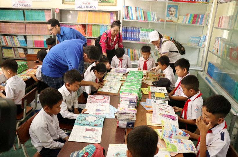Tủ sách Đinh Hữu Dư đến với học sinh vùng khó khăn của Đắk Lắk