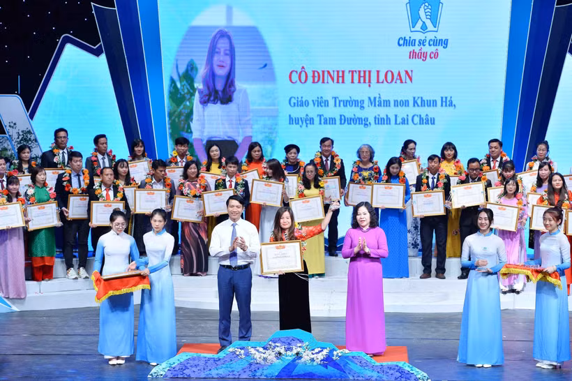Ngày Nhà giáo Việt Nam 20/11: Tôn vinh 68 nhà giáo tiêu biểu trong Chương trình "Chia sẻ cùng thầy cô" năm 2022
