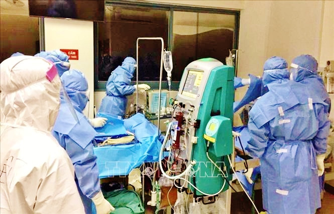 Thủ tướng yêu cầu tìm giải pháp ngăn chặn, đẩy lùi ca nặng và tử vong do COVID-19