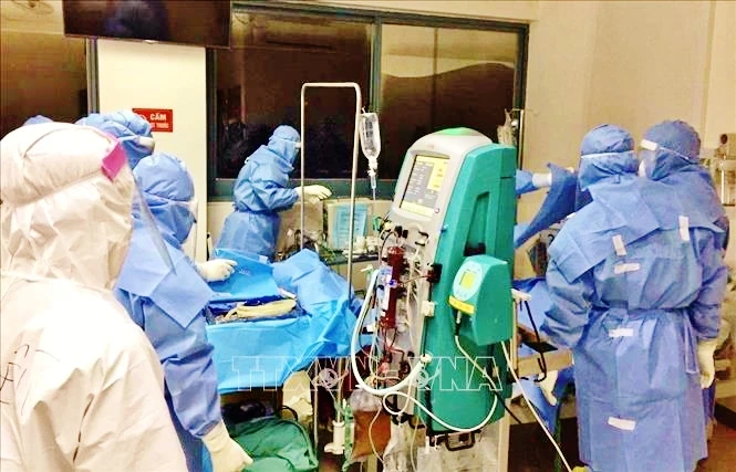 Thủ tướng yêu cầu tìm giải pháp ngăn chặn, đẩy lùi ca nặng và tử vong do COVID-19