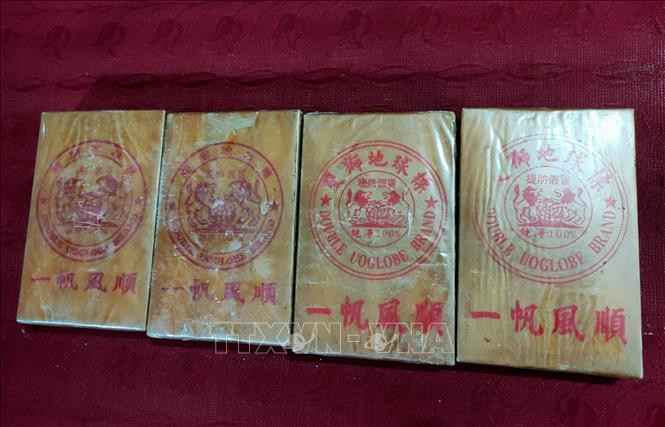 Tang vật thu giữ 4 bánh heroin. Ảnh: TTXVN phát
