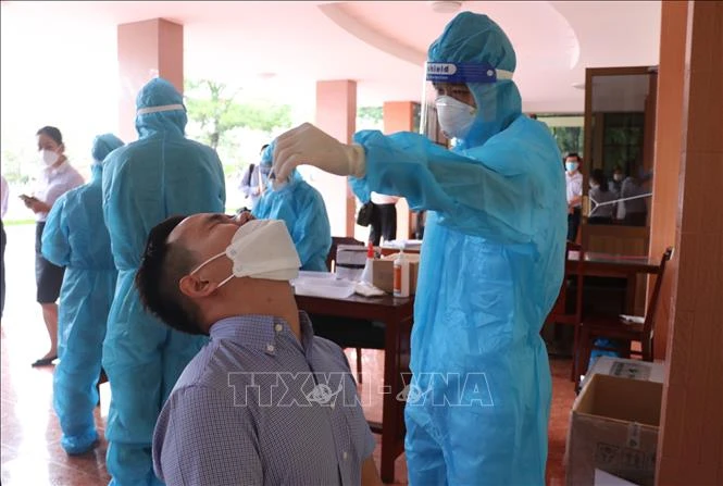 Thực hiện xét nghiệm nhanh kháng nguyên SARS-CoV-2 để chủ động sàng lọc, giám sát phát hiện sớm các trường hợp nghi ngờ mắc bệnh trong cộng đồng ở những sự kiện tập trung đông người. Ảnh: Chương Đài - TTXVN