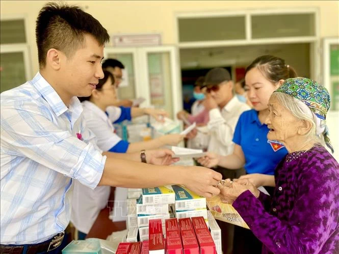 Khám bệnh, cấp phát thuốc cho người nghèo ở Thanh Hóa