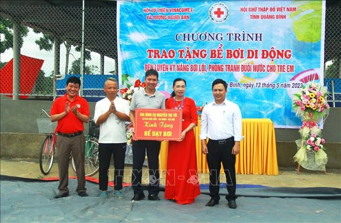 Quảng Bình trao tặng bể bơi di động cho học sinh địa bàn khó khăn
