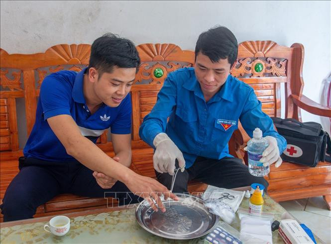 Y tế thôn bản vượt khó, chung tay xóa bỏ hủ tục lạc hậu