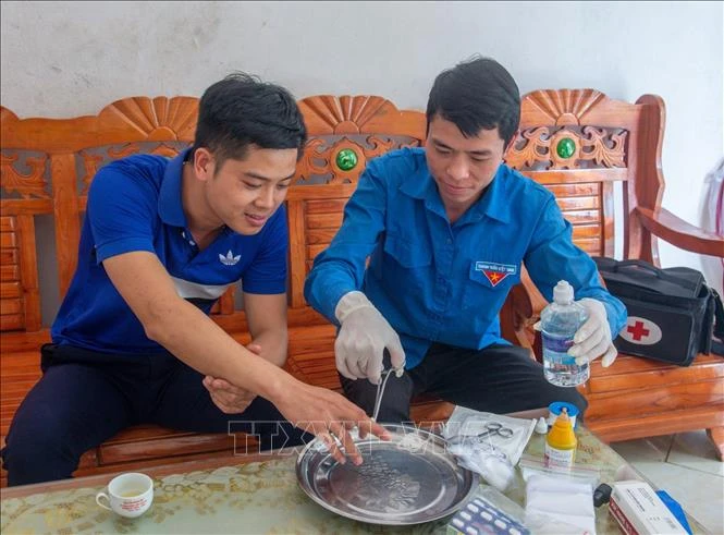 Y tế thôn bản vượt khó, chung tay xóa bỏ hủ tục lạc hậu