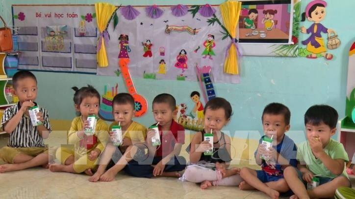 Học sinh trường mầm non xã Xuân Long, huyện miền núi Đồng Xuân, uống sữa học đường. Ảnh: Xuân Triệu - TTXVN 