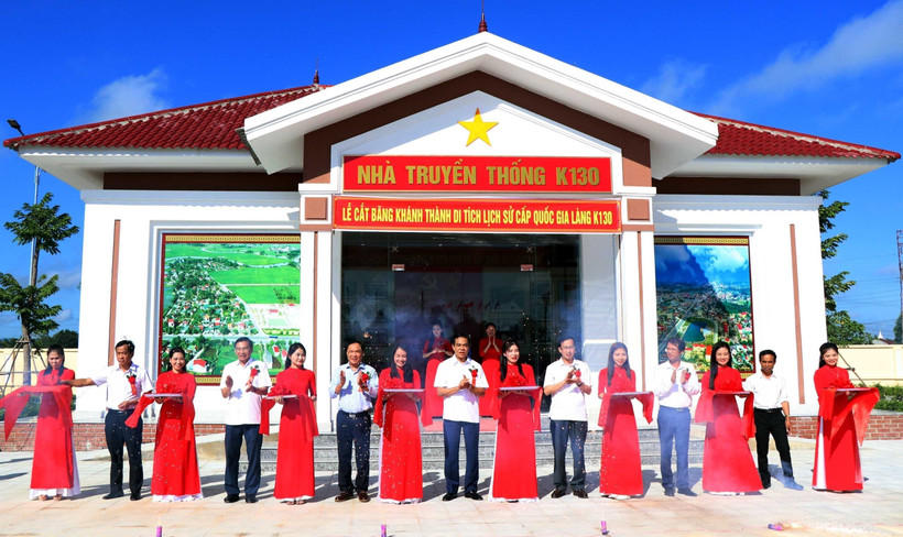 Cắt băng khánh thành Nhà truyền thống K130 (Di tích lịch sử văn hóa cấp Quốc gia Làng K130). Ảnh: Công Tường - TTXVN