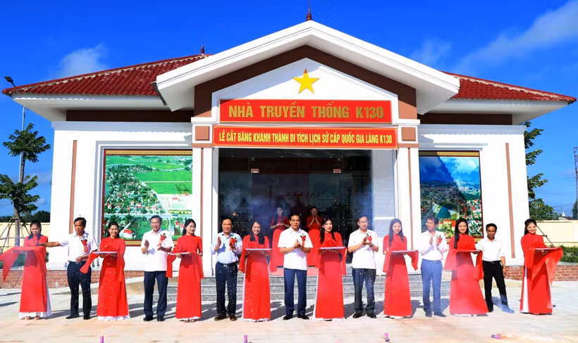 Cắt băng khánh thành Nhà truyền thống K130 (Di tích lịch sử văn hóa cấp Quốc gia Làng K130). Ảnh: Công Tường - TTXVN