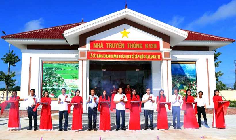Cắt băng khánh thành Nhà truyền thống K130 (Di tích lịch sử văn hóa cấp Quốc gia Làng K130). Ảnh: Công Tường - TTXVN