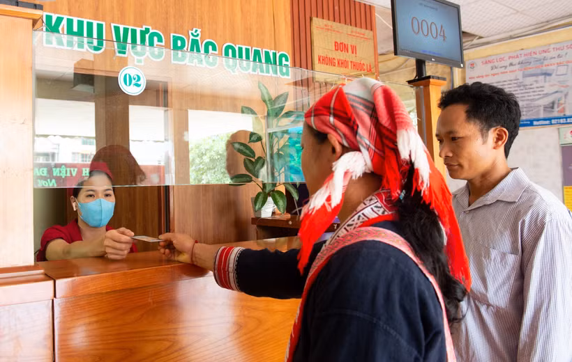 Nhờ những chính sách hỗ trợ bảo hiểm y tế, người dân là đồng bào dân tộc thiểu số giảm tải áp lực kinh tế khi đến khám và điều trị tại các cơ sở khám, chữa bệnh. Ảnh: Nam Thái - TTXVN