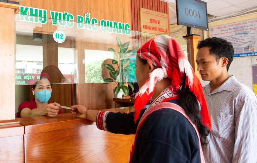 Nhờ những chính sách hỗ trợ bảo hiểm y tế, người dân là đồng bào dân tộc thiểu số giảm tải áp lực kinh tế khi đến khám và điều trị tại các cơ sở khám, chữa bệnh. Ảnh: Nam Thái - TTXVN