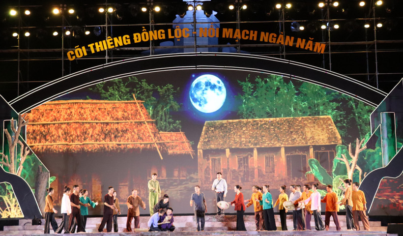 iết mục nghệ thuật diễn xướng dân ca ví giặm Nghệ Tĩnh tái hiện câu chuyện người dân Làng K130 dỡ 130 ngôi nhà lát đường xe ra tiền tuyến. Ảnh: Hoàng Ngà - TTXVN