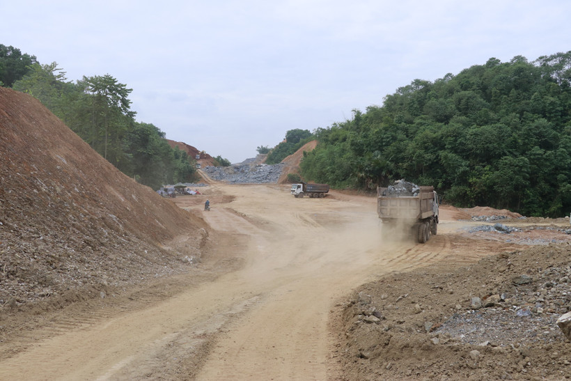 Thi công Dự án đường nối quốc lộ 37, quốc lộ 32C với cao tốc Nội Bài - Lào Cai. Ảnh: Việt Dũng - TTXVN