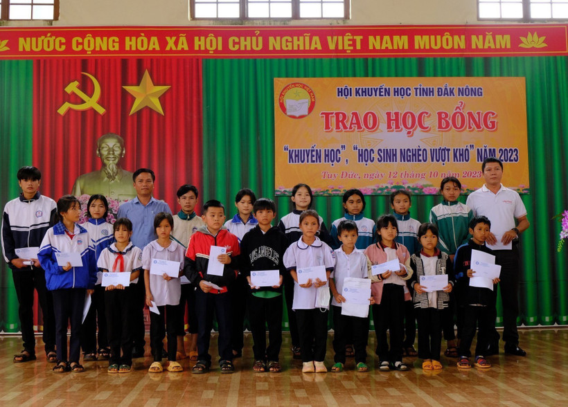 Trao học bổng cho học sinh nghèo, vượt khó học giỏi. Ảnh TTXVN