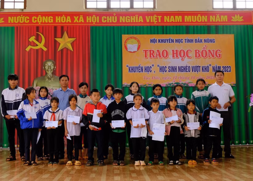 Trao học bổng cho học sinh nghèo, vượt khó học giỏi. Ảnh TTXVN