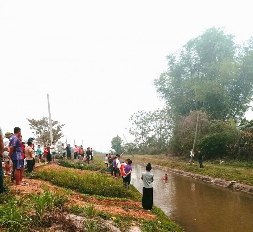 Người dân vớt thi thể 2 cháu nhỏ. Ảnh: vov.vn