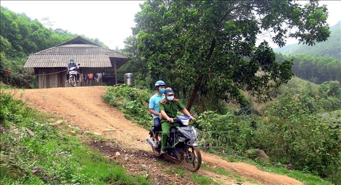 Lực lượng chức năng đi tuyên truyền để người dân hiểu và từ bỏ tổ chức bất hợp pháp Dương Văn Mình. Ảnh: Vũ Quang – TTXVN