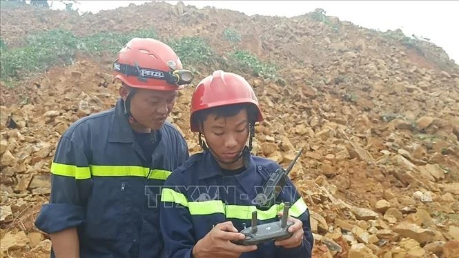 Lực lượng cứu hộ vào khu vực thủy điện Rào Trăng 3 để tìm kiếm những người mất tích. Ảnh: TTXVN phát