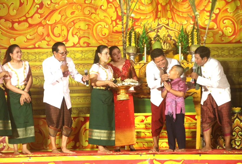 Nghi thức cúng trăng, đút cốm dẹp của đồng bào Khmer trong lễ cúng trăng được tái hiện trên sân khấu. Ảnh: Thanh Hòa- TTXVN