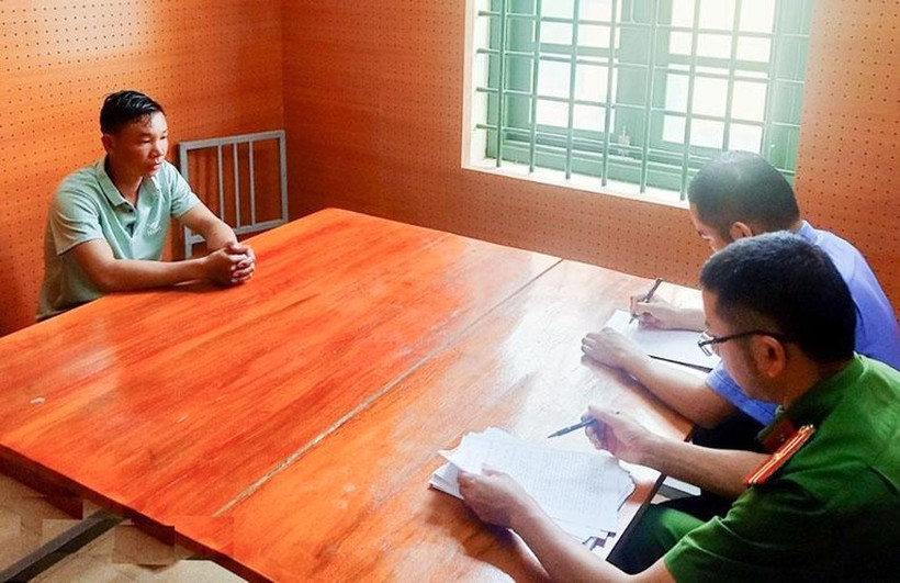 Lực lượng chức năng lấy lời khai của Triệu Tạ Mềnh. Ảnh: doisongphapluat.com