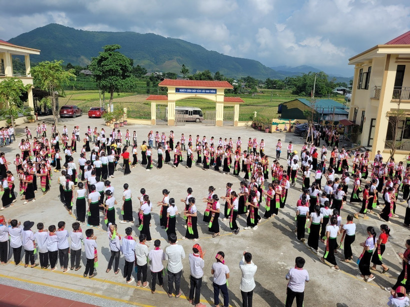 Phổ biến nhất là các điệu xòe vòng với sự tham gia của số lượng người không giới hạn. Ảnh: TTXVN phát