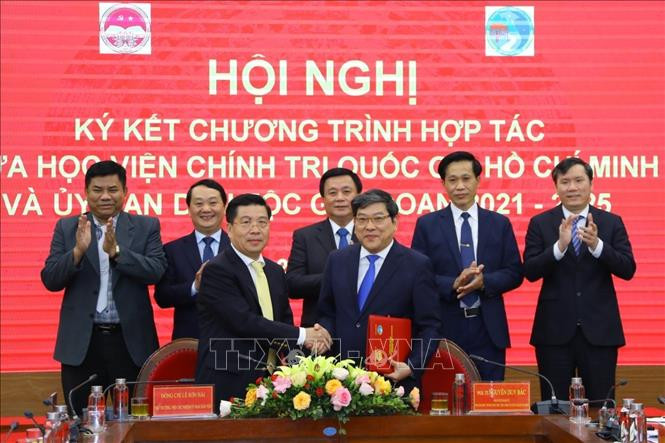 PGS,TS Nguyễn Duy Bắc ( bên phải), Phó Giám đốc Học viện Chính trị Quốc gia Hồ Chí Minh và Thứ trưởng, Phó Chủ nhiệm Ủy ban Dân tộc Lê Sơn Hải ký kết Chương trình hợp tác giai đoạn 2021-2025. Ảnh: Văn Điệp - TTXVN